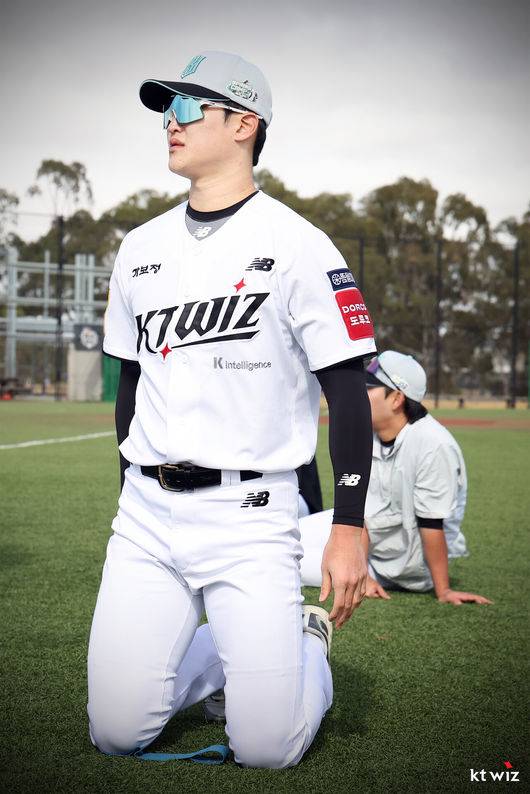 롯데서 진짜 복덩이를 데려왔네…팔꿈치 수술→상무 전역, 왜 10승 확신하나 “더 이상 통증 없어, 자신감 되찾았다” [오!쎈 질롱]