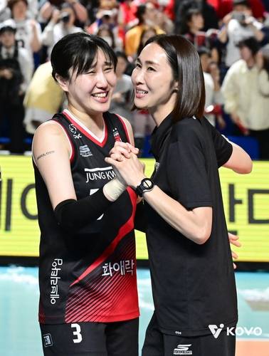 차상현 여자배구 대표팀 감독, 1+2년 계약…세터 차출 '고민'