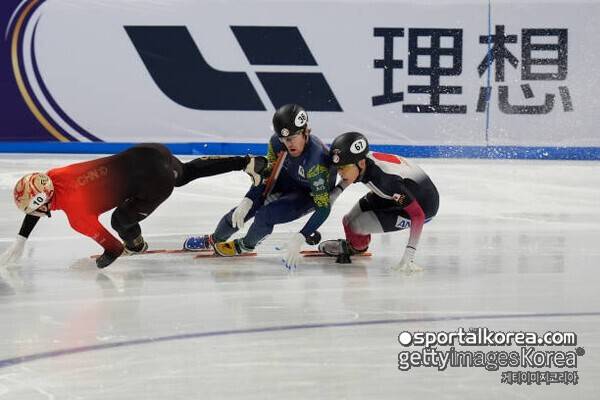 '끔찍한 사고' 中선수 스케이트 날에 목 베였던 호주 스케이터, 생명 위협 딛고 올림픽 섰지만...1000m 예선 탈락