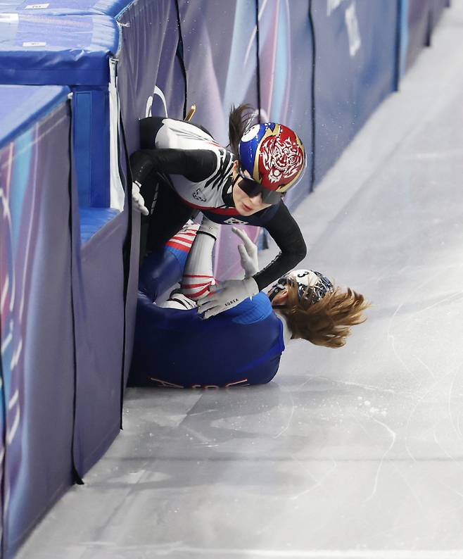 '韓, 심판에 현금 건네 물의?' 英 언론, 공식 절차인데도 비판…쇼트트랙, 불운에 엉뚱한 논란까지