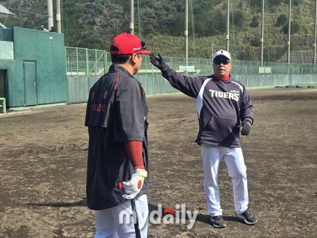“(한)준수 25홈런 칠 수 있다” KIA가 박경완·강민호·양의지 잇는 포수를 배출한다? 꽃범호 이래서 열정적 지도[MD아마미오시마]