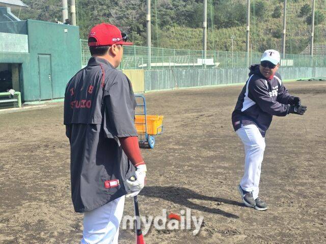 “(한)준수 25홈런 칠 수 있다” KIA가 박경완·강민호·양의지 잇는 포수를 배출한다? 꽃범호 이래서 열정적 지도[MD아마미오시마]