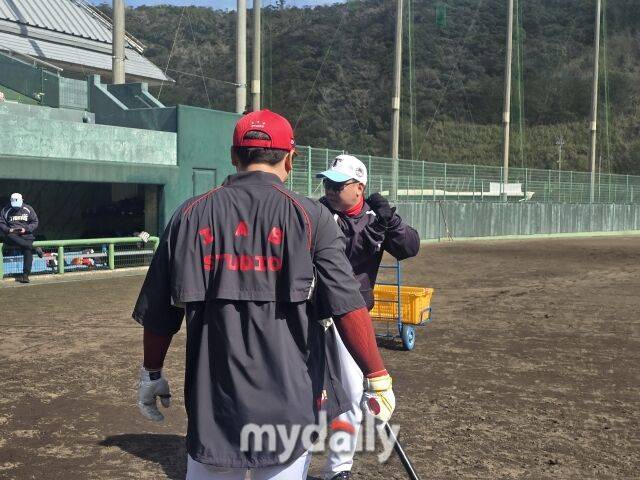 “(한)준수 25홈런 칠 수 있다” KIA가 박경완·강민호·양의지 잇는 포수를 배출한다? 꽃범호 이래서 열정적 지도[MD아마미오시마]