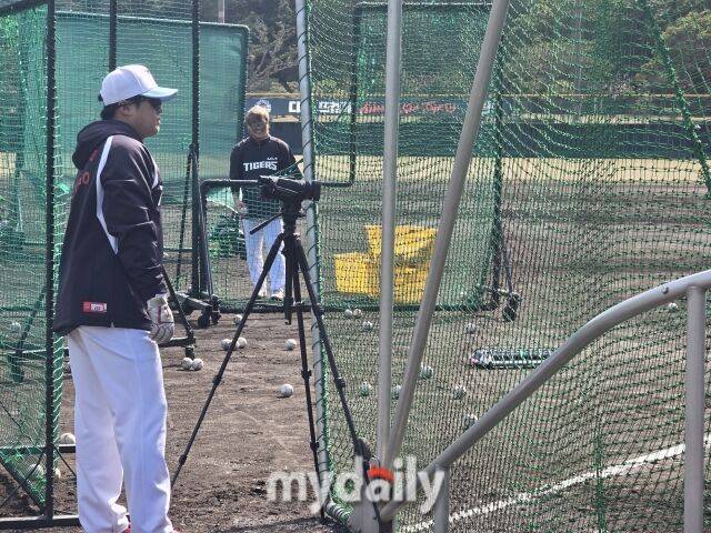 “저렇게 던지면 하나도 안 힘들어요” KIA 김선빈은 배팅볼 투수로 변신해도 야잘잘…2루 아성 굳건하다[MD아마미오시마]
