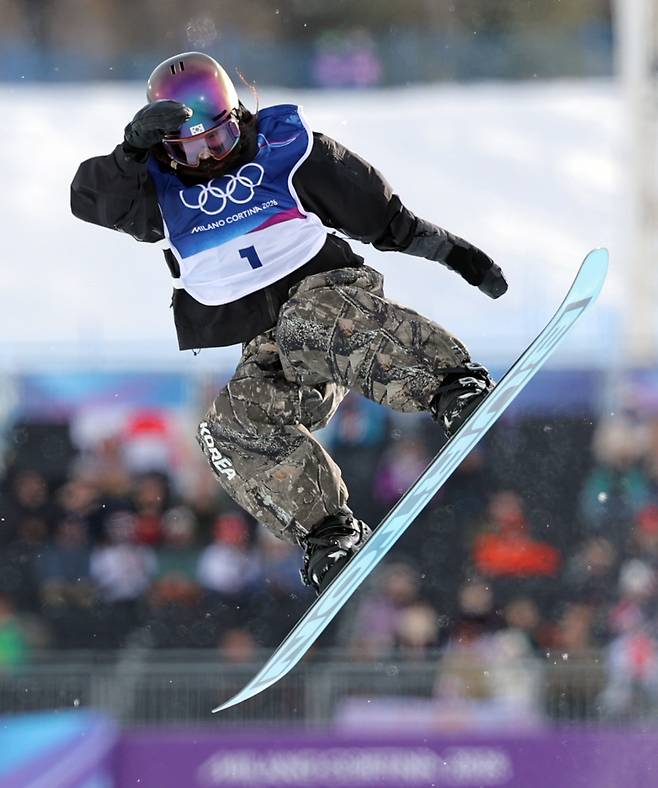 '결선행 보인다' 금메달 후보 최가온, 다소 박한 판정 속 82.25점으로 '3위'...3연패 도전하는 '지존' 클로이 김, 유일한 90점대 '1위'