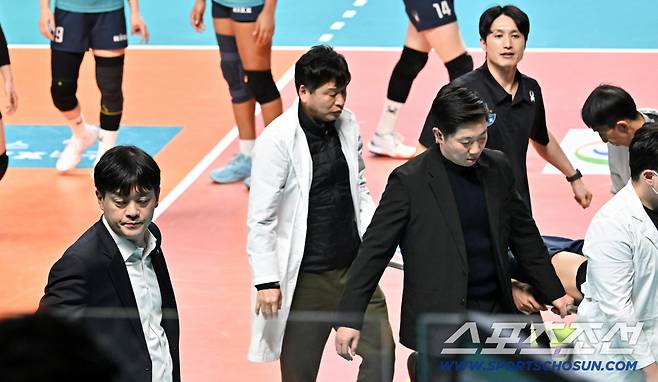 GS 초비상! 들것에 실려나간 '대들보' 오세연…장충 뒤덮은 무거운 침묵 [장충현장]