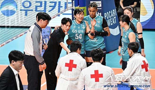 GS 초비상! 들것에 실려나간 '대들보' 오세연…장충 뒤덮은 무거운 침묵 [장충현장]