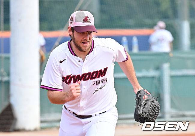 “큰 키를 활용한 투구 좋아해” 193cm 장신 외인투수, 한국행 결심에 로젠버그·카디네스 도움 받았다