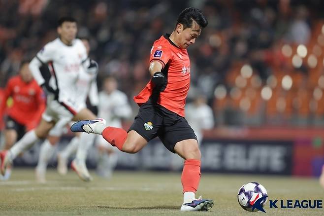 중국 챔피언 상대로 압도했는데…단 한 골이 터지지 않은 강원, 상하이 포트와 0-0 아쉬운 무승부 그래도 8위 도약[현장리뷰]