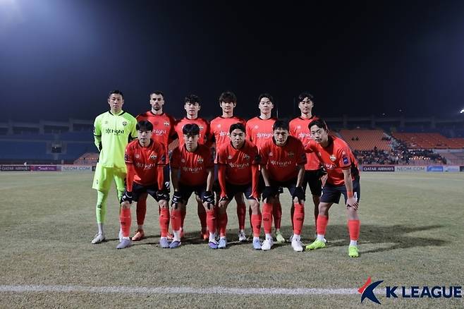 중국 챔피언 상대로 압도했는데…단 한 골이 터지지 않은 강원, 상하이 포트와 0-0 아쉬운 무승부 그래도 8위 도약[현장리뷰]