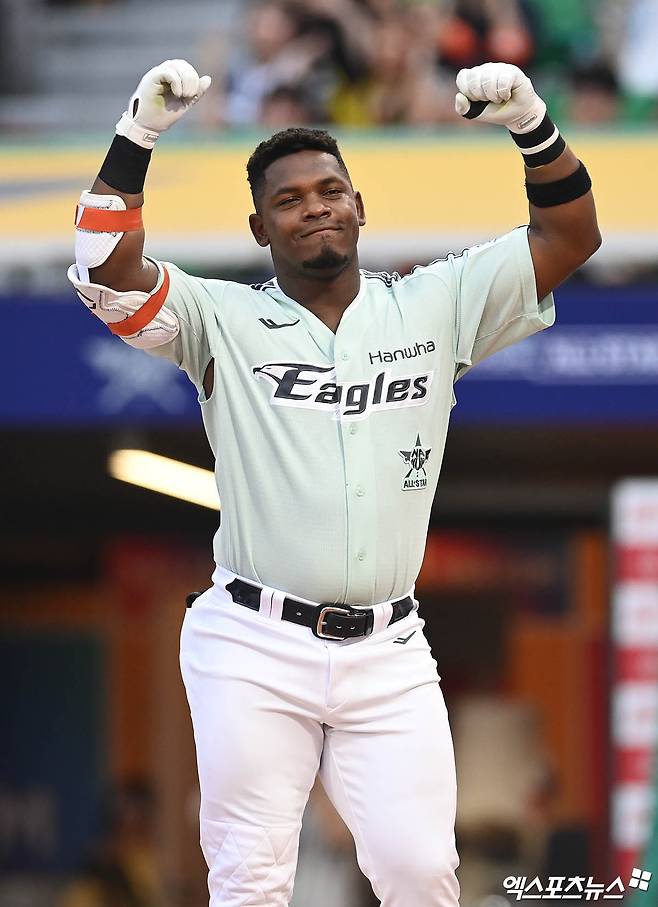 '2년 만에 환골탈태' 한화, 외야 한 자리 걱정 덜었다! 이토록 수비 훈련 진심이라니…코칭스태프 호평 일색