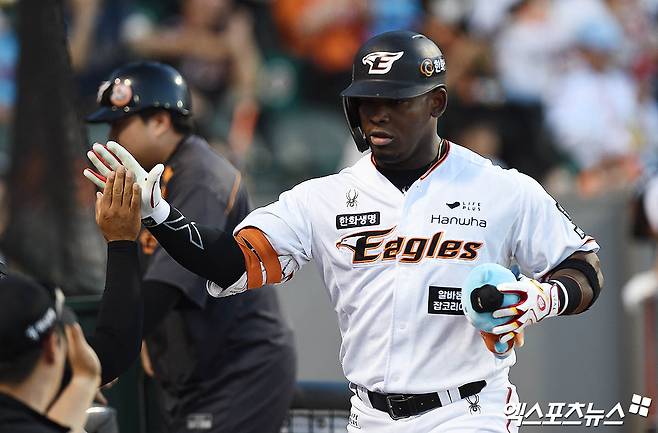 '2년 만에 환골탈태' 한화, 외야 한 자리 걱정 덜었다! 이토록 수비 훈련 진심이라니…코칭스태프 호평 일색