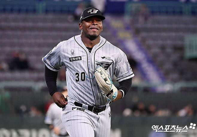 '2년 만에 환골탈태' 한화, 외야 한 자리 걱정 덜었다! 이토록 수비 훈련 진심이라니…코칭스태프 호평 일색