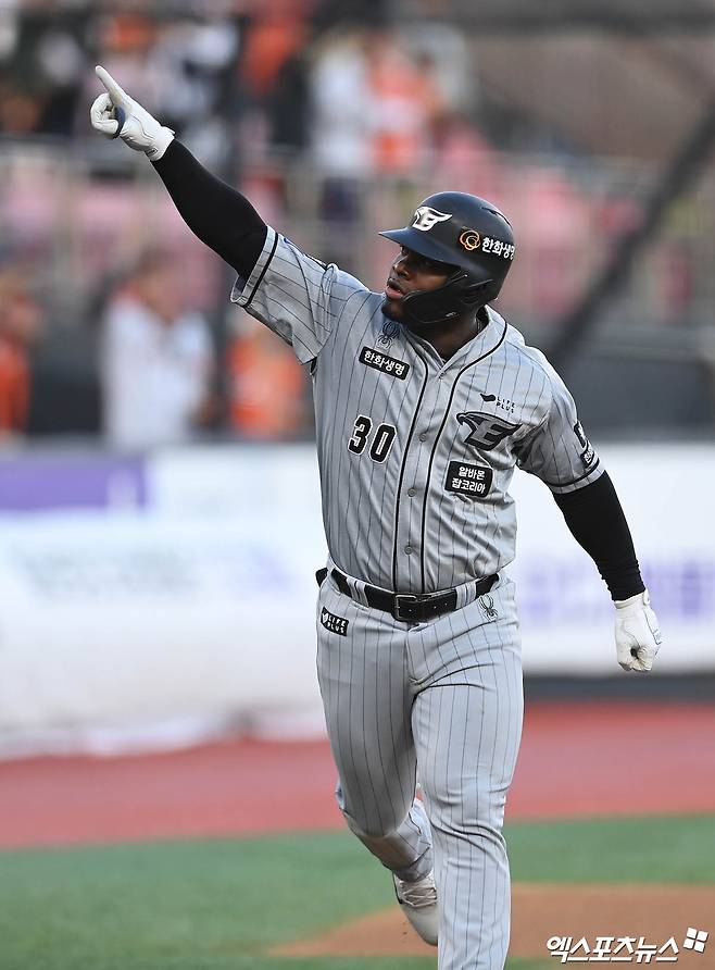 '2년 만에 환골탈태' 한화, 외야 한 자리 걱정 덜었다! 이토록 수비 훈련 진심이라니…코칭스태프 호평 일색