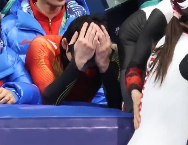 벤치라도 이제 진짜 '중국인'...린샤오쥔, 진심으로 中 대륙 녹였다 → 두손 모아 간절하게 → 메달 실패에 고개까지 떨궜다