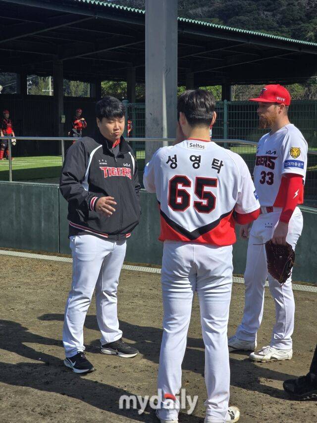 “나도 150km 가까이 던졌는데 탈 났잖아…” KIA 슬러브 마스터가 성영탁에게 뼈 아픈 경험담 공유, 아프고 깨달았다