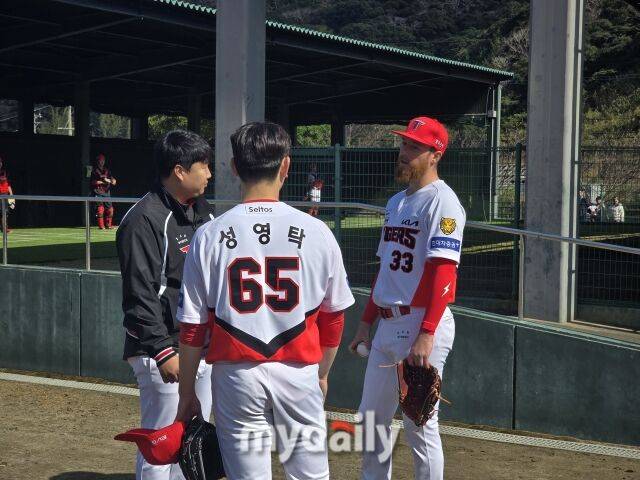 “나도 150km 가까이 던졌는데 탈 났잖아…” KIA 슬러브 마스터가 성영탁에게 뼈 아픈 경험담 공유, 아프고 깨달았다