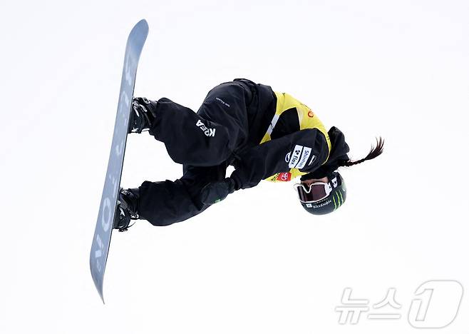 中 스노보드 선수, 얼굴부터 추락…경기 10분간 중단 [올림픽]