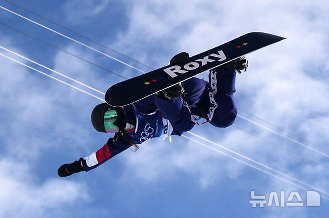 하늘 높이 날아오른 클로이 김, 스노보드 하프파이브 전체 1위로 결선 진출 [뉴시스Pic]