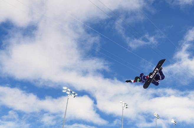 하늘 높이 날아오른 클로이 김, 스노보드 하프파이브 전체 1위로 결선 진출 [뉴시스Pic]