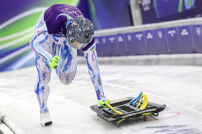 ‘추모 헬멧’ 강행한 우크라이나 스켈레톤 선수, 경기 직전 ‘실격’...올림픽 참가 금지돼