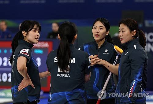 한국 여자 컬링, 1차전서 미국에 4-8 역전패…'8년 만의 입상' 도전→아쉬운 출발