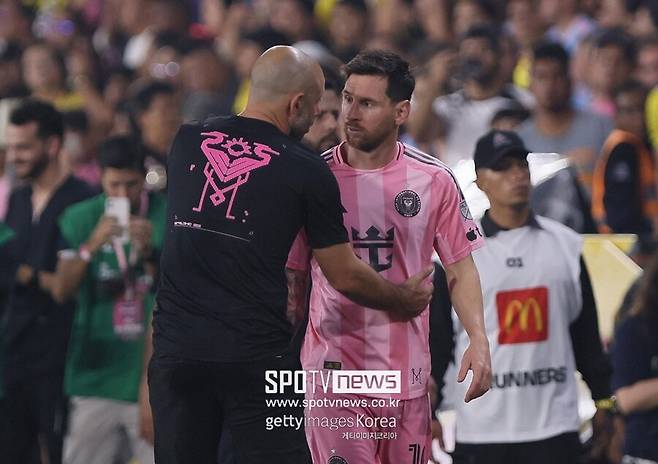 '대형사고' 메시, 바르셀로나 상대하다가 다쳤다…손흥민과 역사적인 MLS 개막전 불발 위기