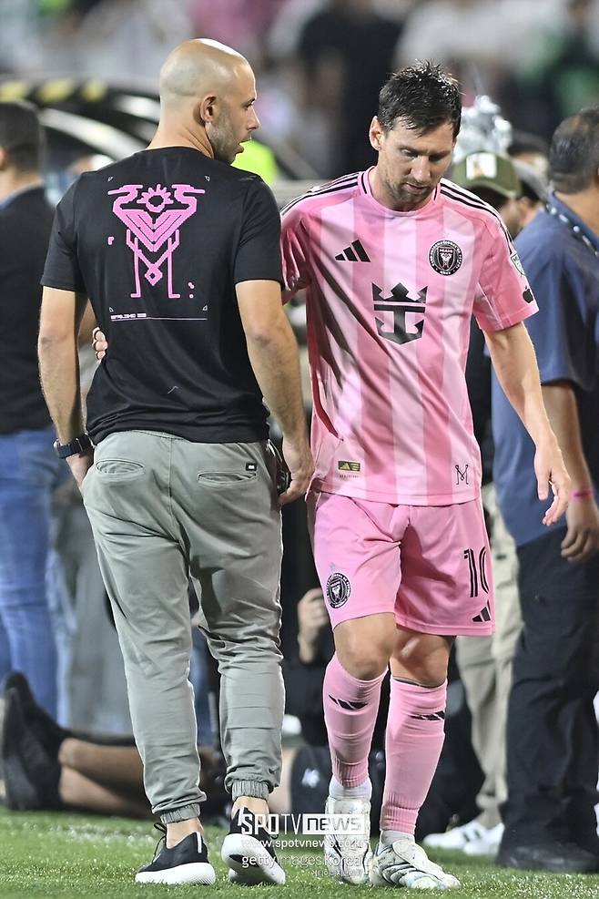 '대형사고' 메시, 바르셀로나 상대하다가 다쳤다…손흥민과 역사적인 MLS 개막전 불발 위기