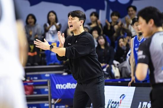 [오피셜] '사상 초유' 감독 지각 사태→결국 KBL·구단 칼 빼들었다...김효범 감독, 300+200만원 벌금 징계→소명도 안했다