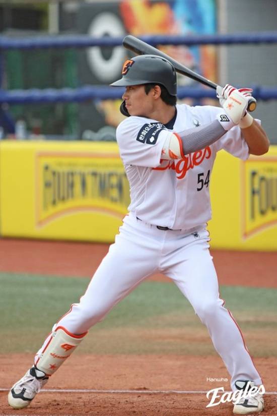 한화 트레이드 없다? '100억 우승 청부사' 룸메이트, 개막전 중견수 도전장→