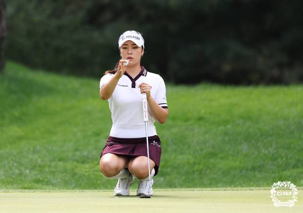 ‘똑같은 4언더’인데 ‘확 달라진 윤이나’…어제는 보기 3개, 오늘은 노보기 ‘13위→6위’ 우승 도전