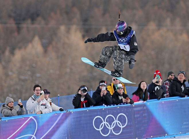 스노보드 최가온, 결선 1차서 추락… 폭설 속 부상 우려