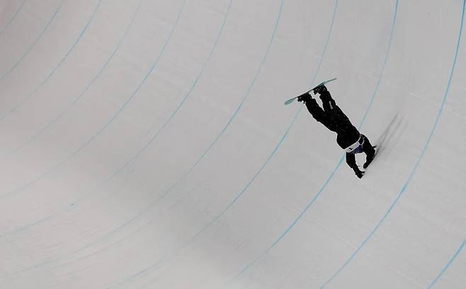 '변수 발생' 스노보드 최가온, 폭설에 쓰러졌다...결선 1차 시기서 추락 [2026 밀라노]