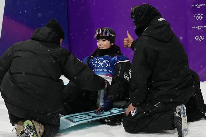 [속보] 불굴의 18세 최가온, 한국 설상 종목 첫 금메달