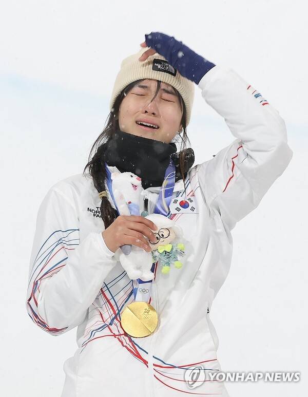'애국가 울리자 오열한' 최가온, '17세 금메달' 눈물의 대관식[여자 하프파이프]