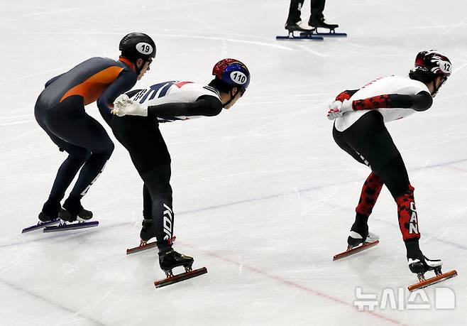 실격으로 1000m 준결승 좌절…황대헌
