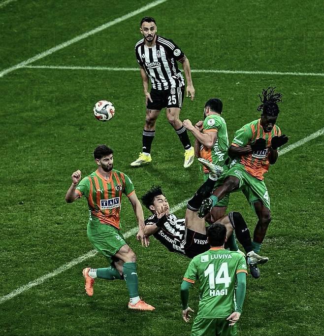 오현규 '환상 데뷔골 셀레브레이션' 바로 옆 '망연자실' 황의조... 한국 축구 스트라이커 세대 교체의 극명한 장면