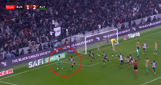 오현규 '환상 데뷔골 셀레브레이션' 바로 옆 '망연자실' 황의조... 한국 축구 스트라이커 세대 교체의 극명한 장면