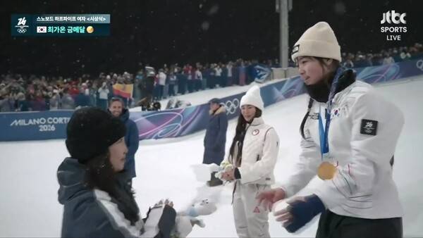 '한국 첫 金' 최가온 시상을 한국 사람이? '총 심판 디렉터'