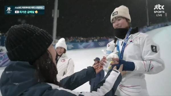 '한국 첫 金' 최가온 시상을 한국 사람이? '총 심판 디렉터'
