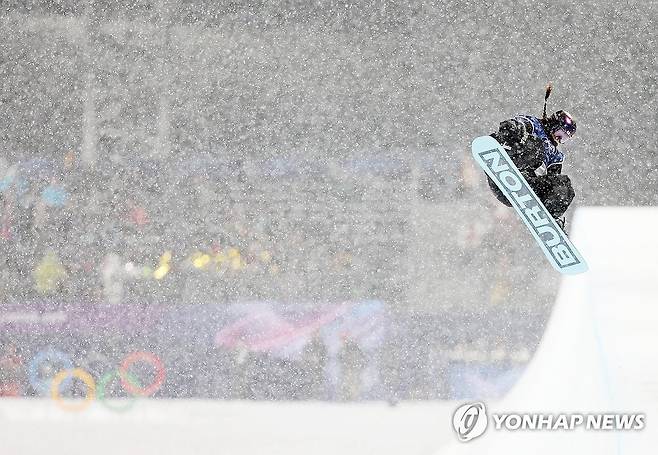 [올림픽] 절뚝인 다리로 '설상 첫 금' 최가온