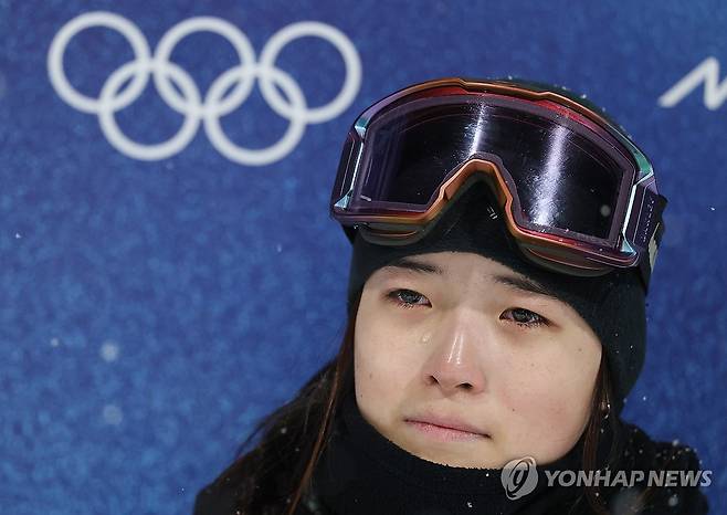 [올림픽] 절뚝인 다리로 '설상 첫 금' 최가온