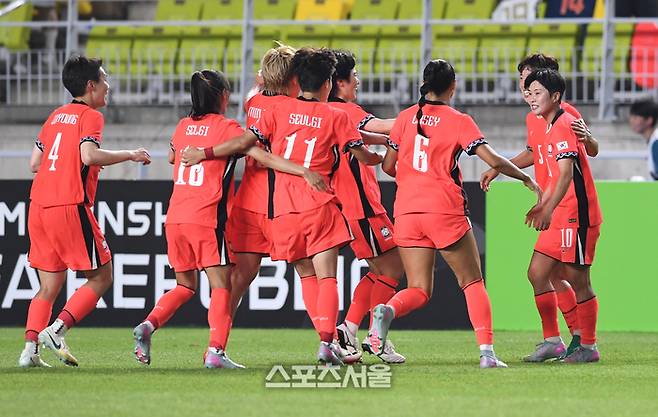 여자대표팀의 비즈니스석 요구 관철 논란, 국가대표 품위·상징성과 인기·대중성에서 발생한 괴리[SS포커스]