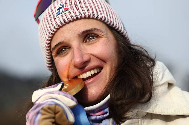 한국이라면 상상 불가...사상 최초 '절도-사기' 금메달리스트 탄생...