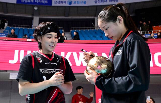 '인쿠시 열풍' 얼마나 뜨겁냐면 말이야...'레전드 아이돌 그룹' 출신 가수도 사인받는 인기 [유진형의 현장 1mm]