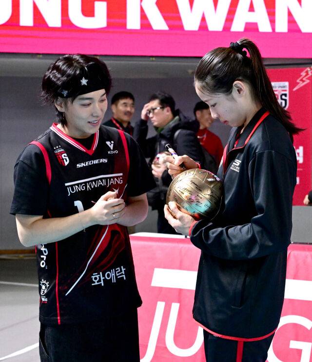 '인쿠시 열풍' 얼마나 뜨겁냐면 말이야...'레전드 아이돌 그룹' 출신 가수도 사인받는 인기 [유진형의 현장 1mm]