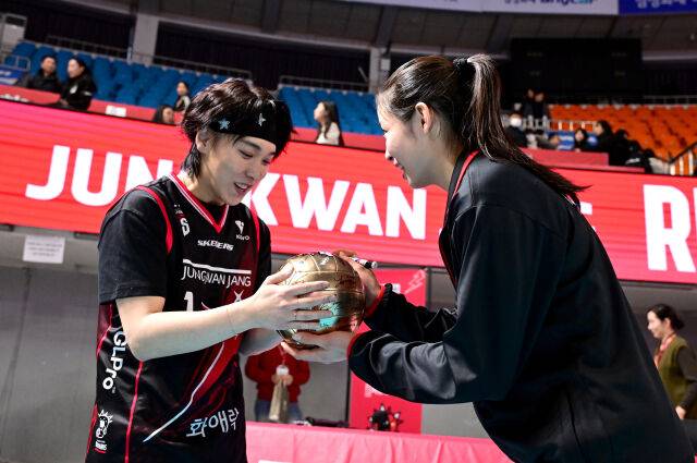 '인쿠시 열풍' 얼마나 뜨겁냐면 말이야...'레전드 아이돌 그룹' 출신 가수도 사인받는 인기 [유진형의 현장 1mm]