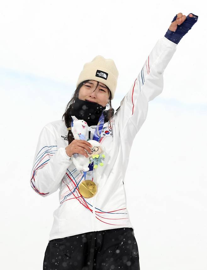 '이게 무슨 일?' 韓 첫 금메달 최가온, 판정 논란...美 매체