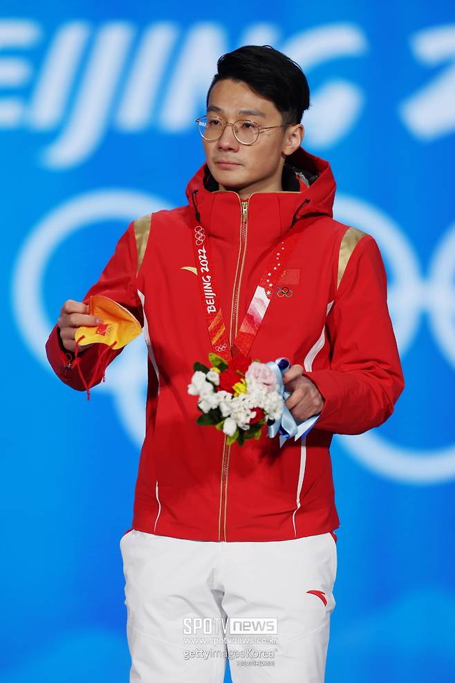 '황대헌 또 실격' 中 해설위원