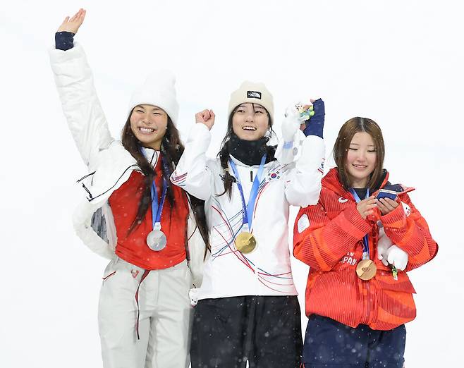 한국인 최가온 (금)-한국계 미국인 클로이 김(은)-한국어 잘하는 일본인(동)이 올랐던 시상대